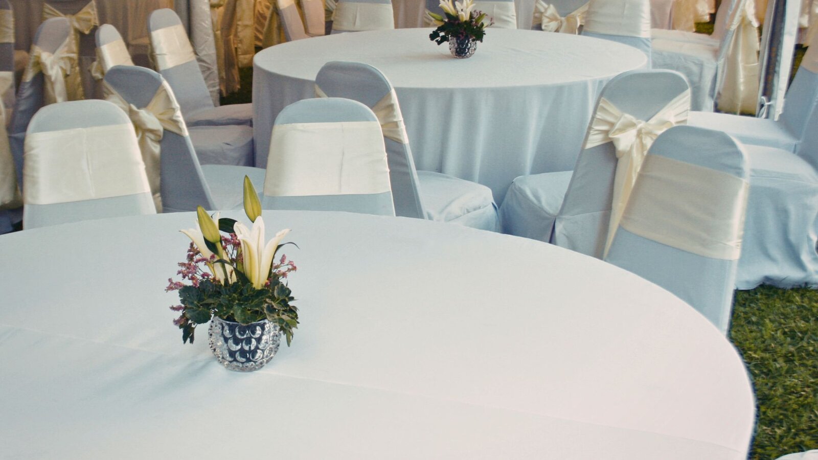 how to clean white tablecloths