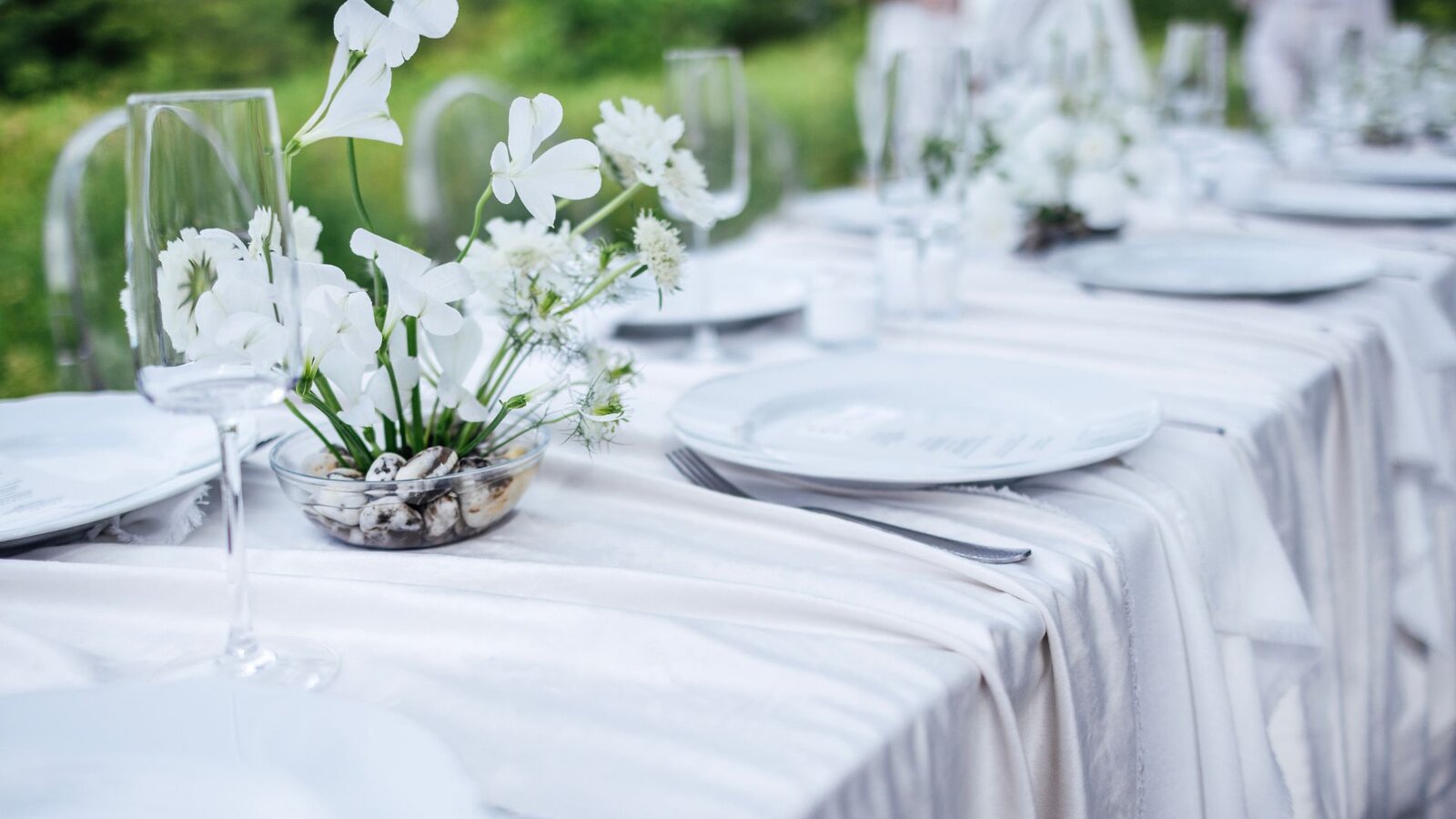 how to clean white tablecloths