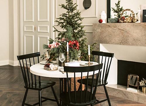 Defines a Modern Christmas Table Theme