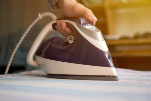 Guide on How to Choose the Best Clothing Irons: SteamIrons or DryIrons?